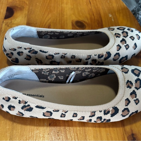 Amazon Essentials Women's Leopard Pattern Flats - Picture 4 of 8